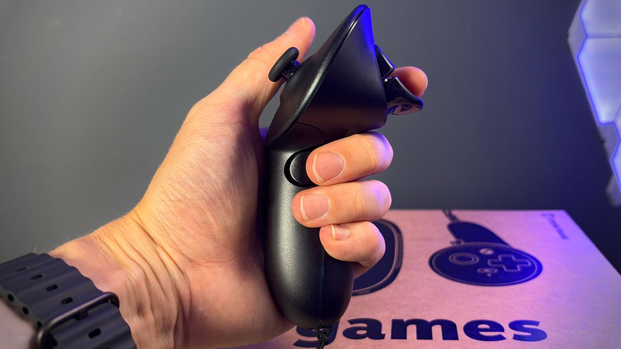 The left Steam Frame controller.