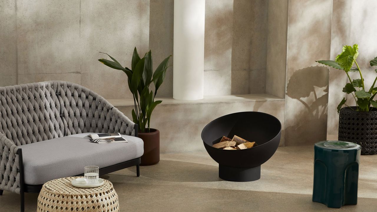 Modern fire pit: Fumega Metal Bowl Fire Pit