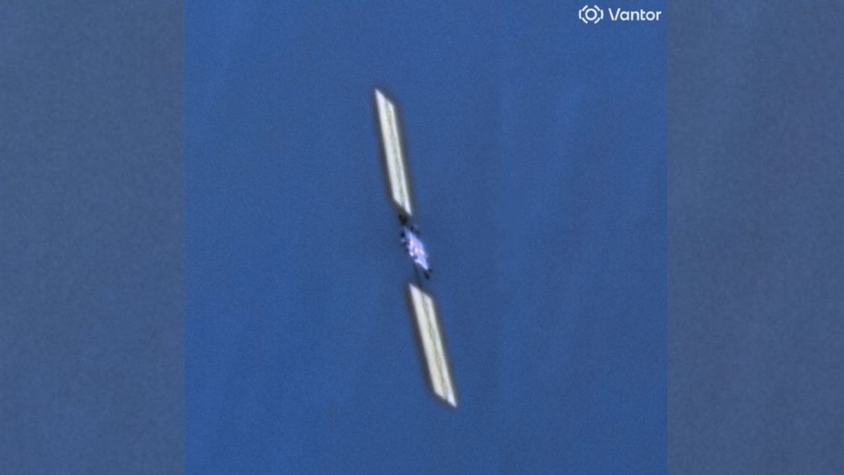 Doomed SpaceX Starlink satellite photographed from orbit