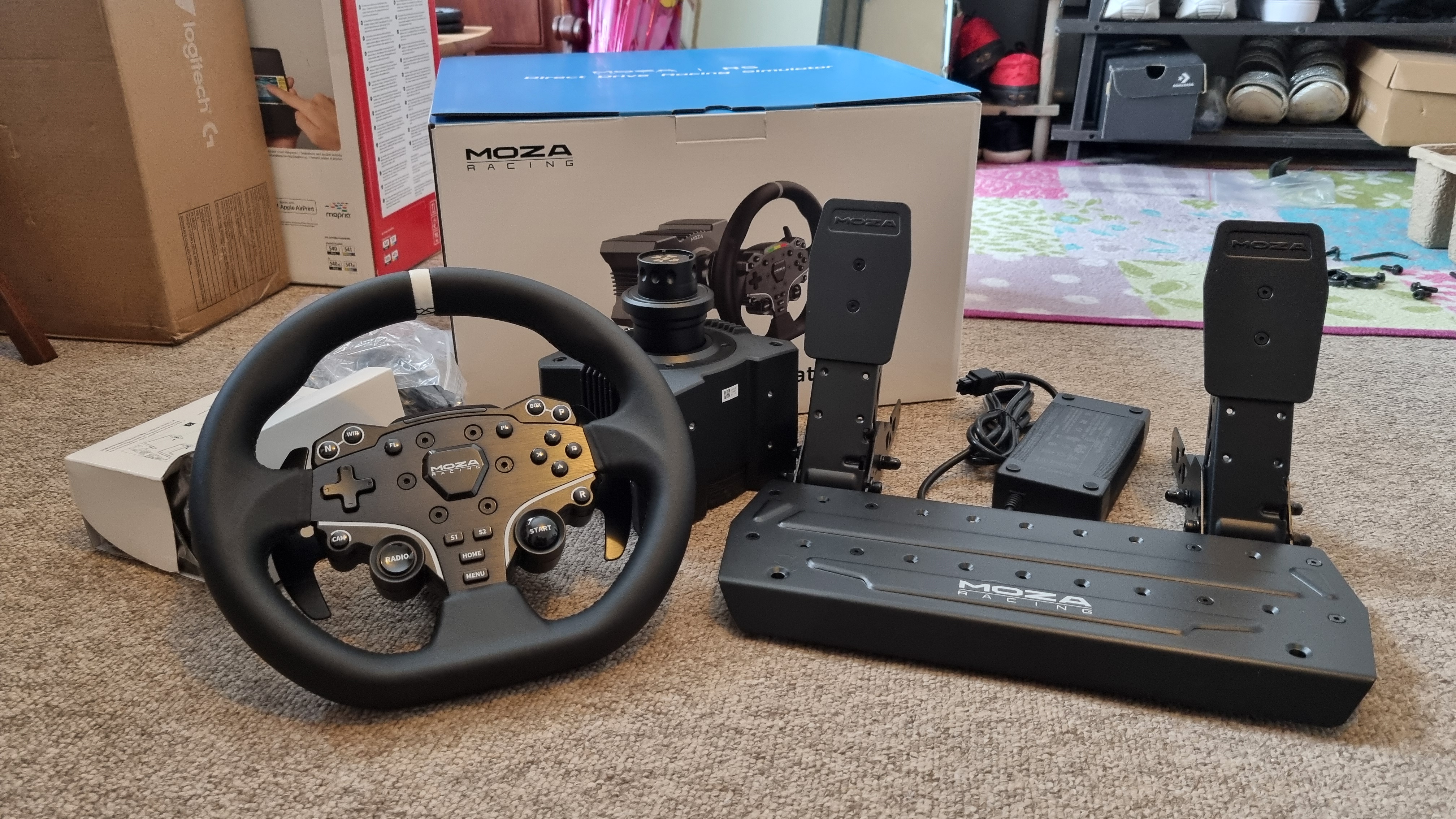The MOZA R5 Bundle, including wheel, wheelbase, pedals and desk mount