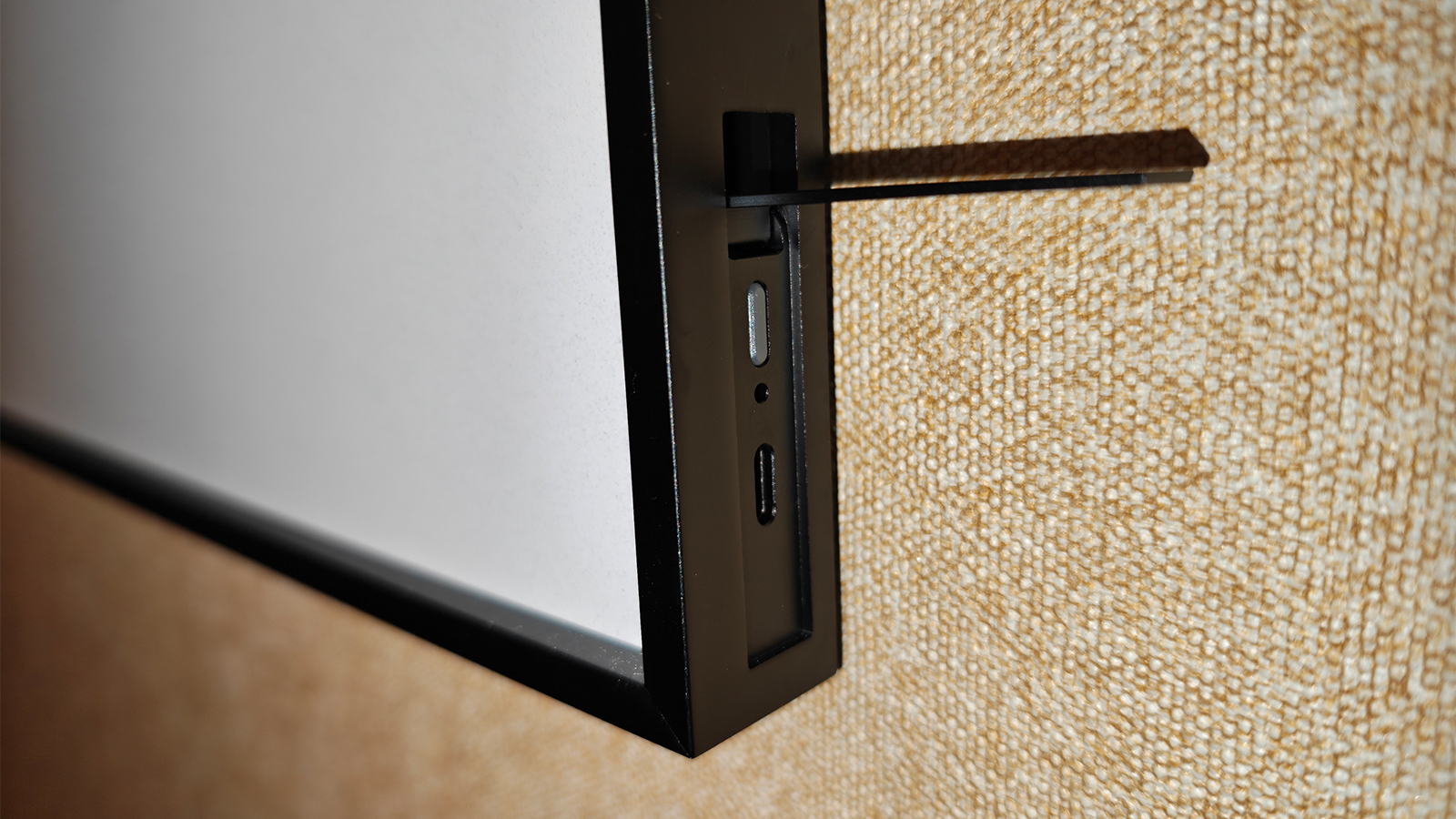 Revisión de carteles en tinta; marco de arte negro en la pared