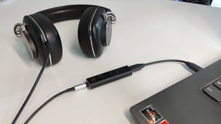 Creative Sound Blaster X1 forbundet med en laptop og kablede høretelefoner