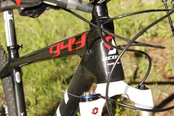 Internal cable routing is contributes to the new Scale's low weight.