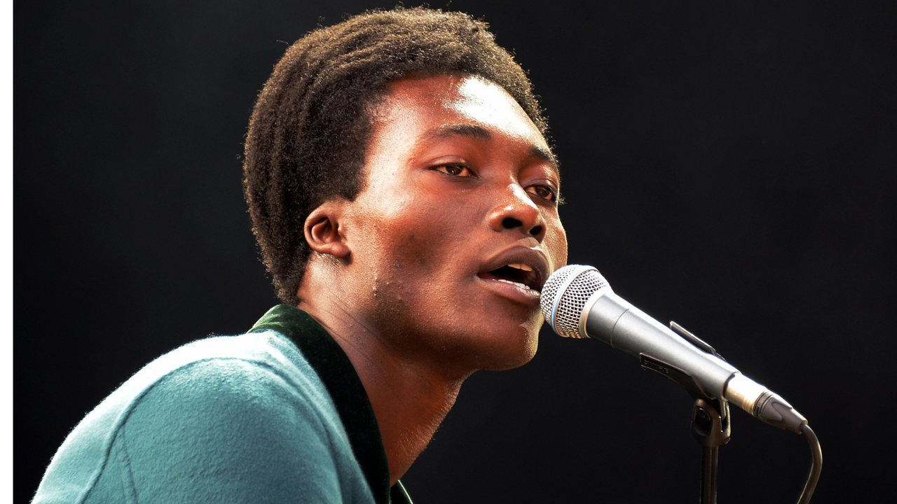 Benjamin clementine performing