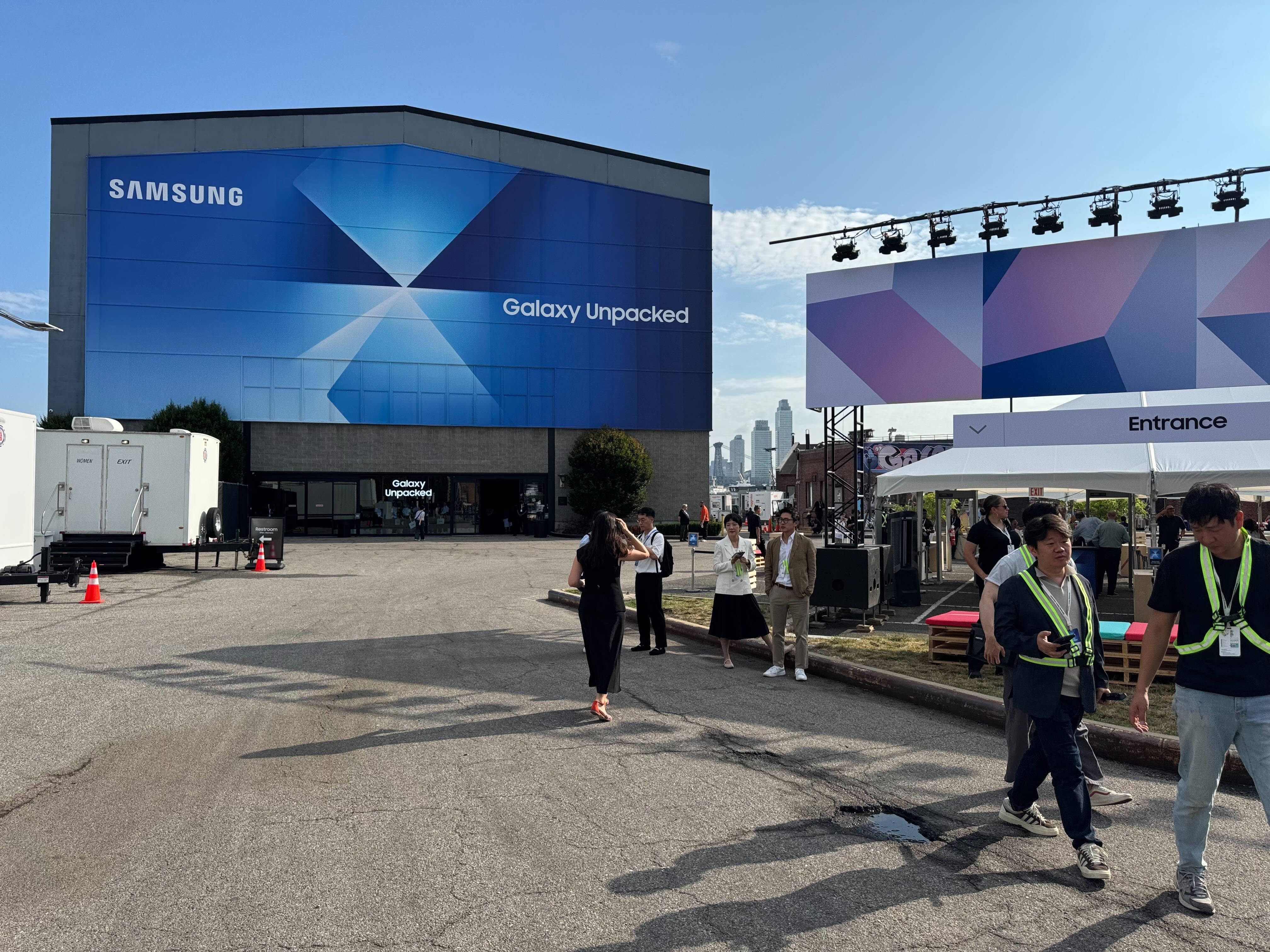 galaxy unpacked waiting in line