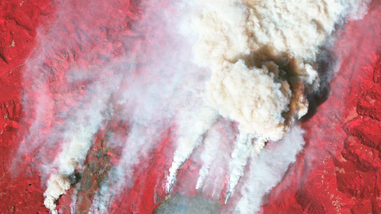 Wildfires in the U.S. state of Oregon captured by an Earth-observation satellite of U.S. company Planet.