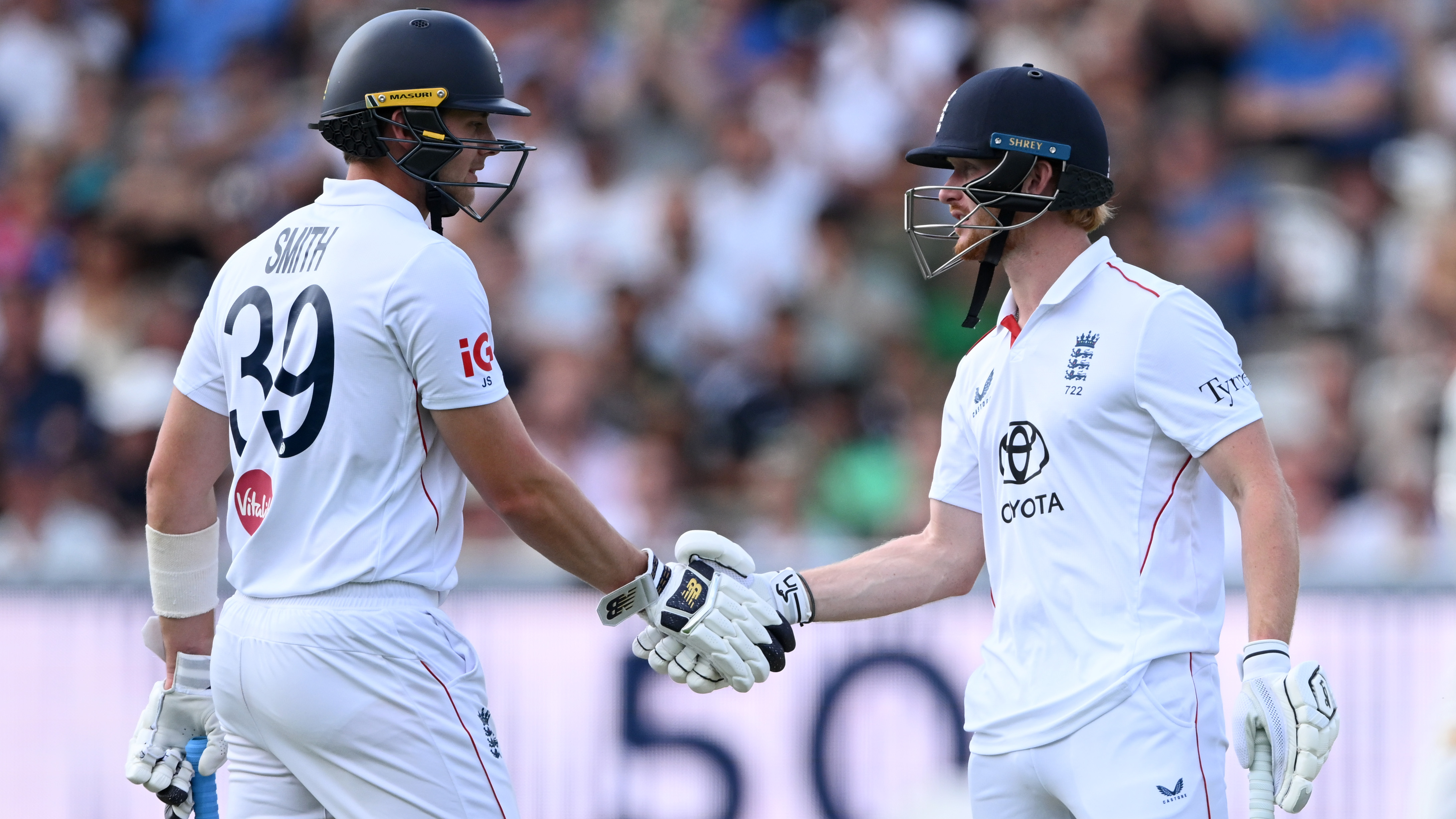 Jordan Cox of England sahkes hands with Jamie Smith after reaching his half century during day one of the 2nd Rothesay Test Match between England and Pakistan at Lord's Cricket Ground
