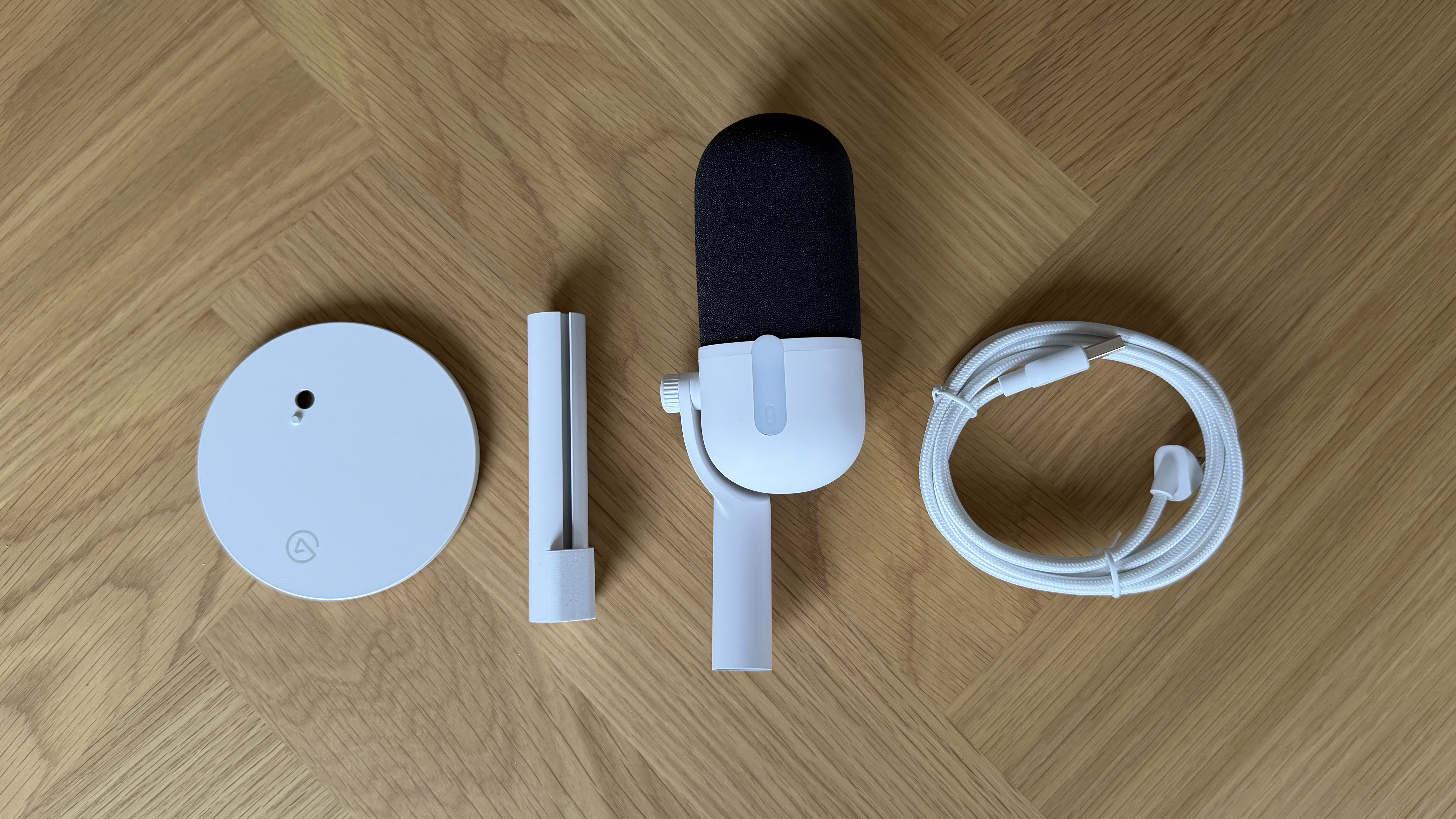 The elements of the Elgato Wave Neo laid out on a table