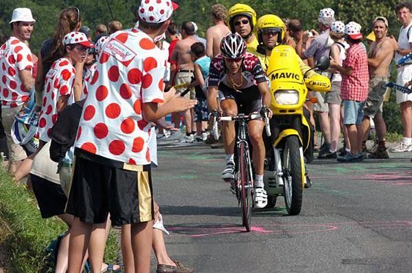 Carlos Sastre (CSC) in pursuit of Landis