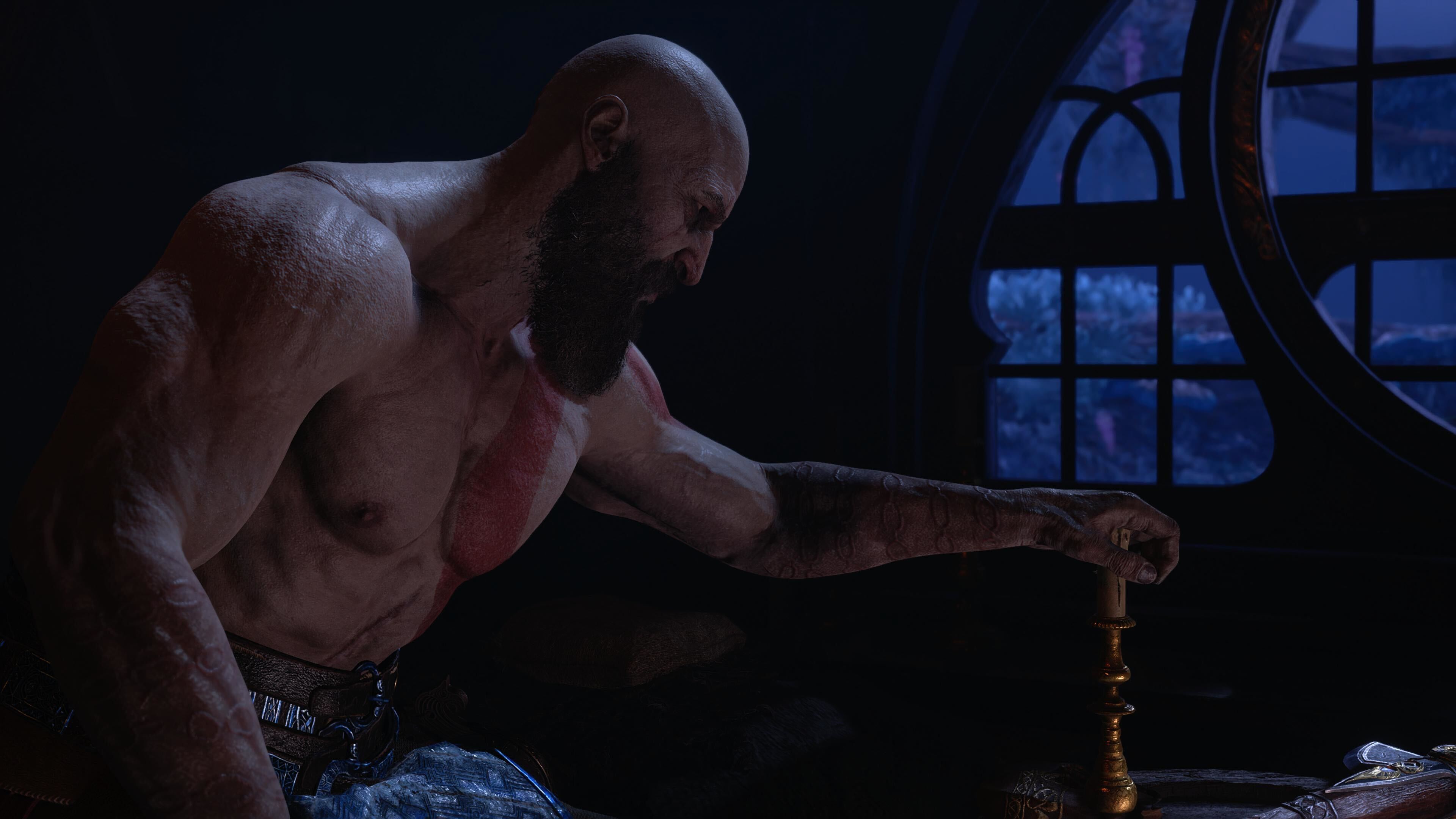 Kratos i bar overkrop slukker et stearinlys