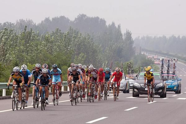 A 29-man breakaway tries to hold off the peloton.