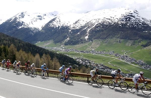 The peloton race through the scenic Italian Alps