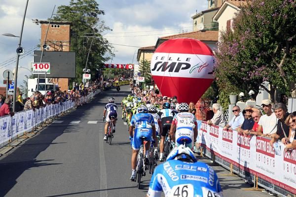 Riders make their way up the climb to the finish line.