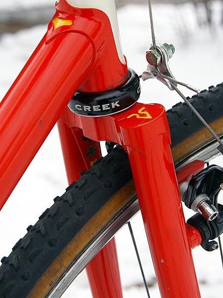 The Sachs fork crown was recently updated with slightly wider spacing and deeper sockets for a more robust joint and improved brake pad clearance.