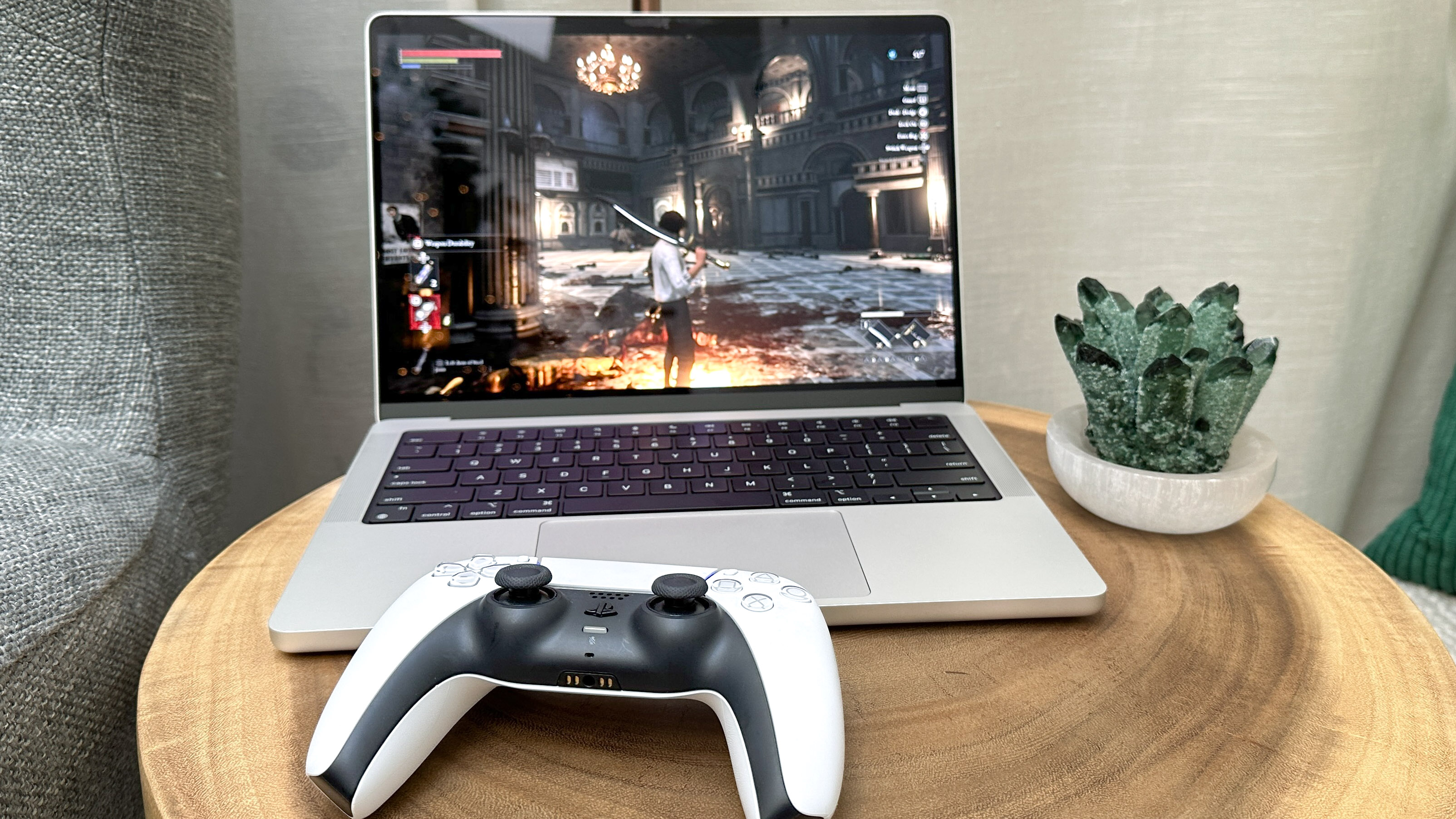 MacBook Pro 14-Zoll M3 spielt Lies of P mit PS5-Controller