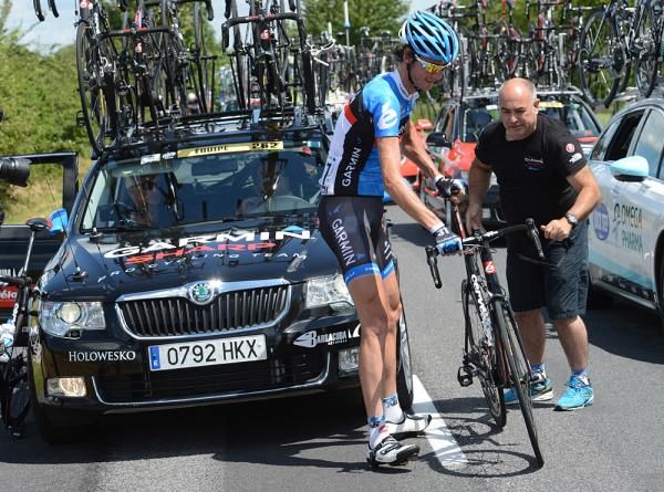Johan Vansummeren (Garmin-Sharp) gets a bike change