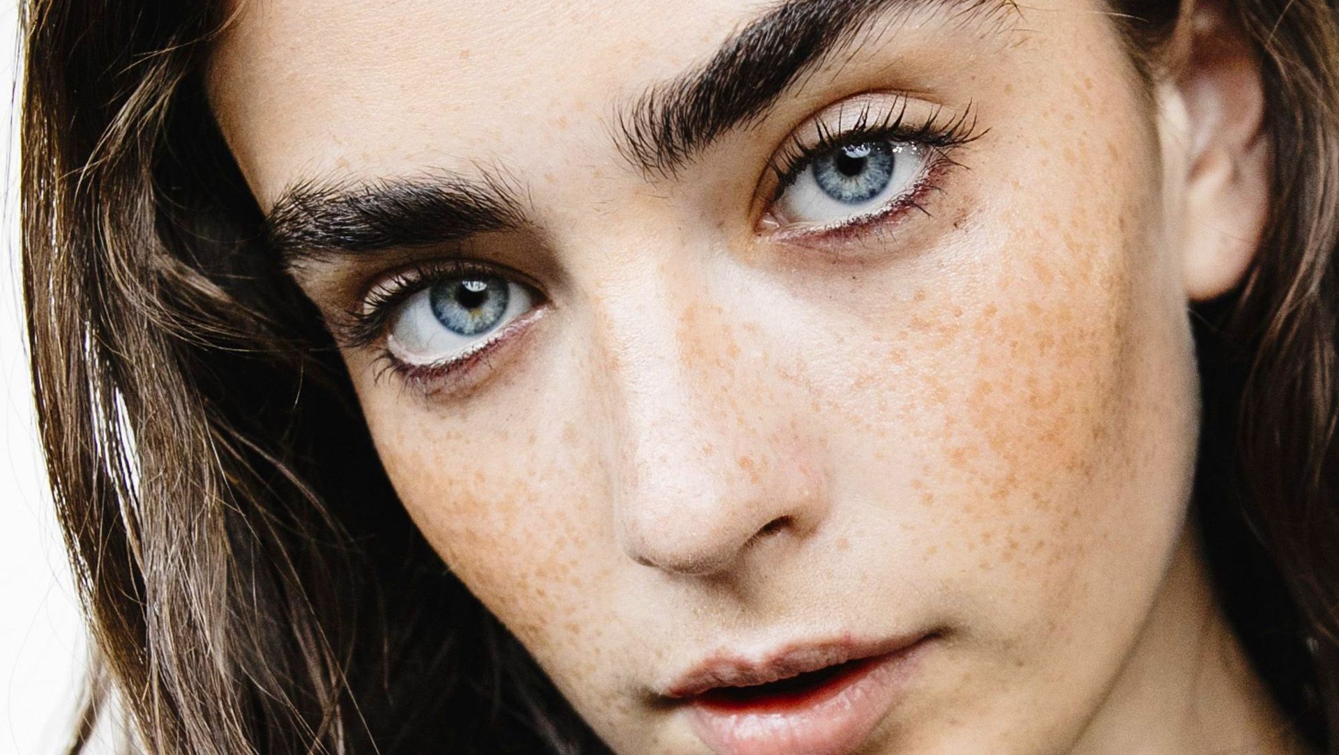 Face, Hair, Eyebrow, Lip, Hairstyle, Beauty, Forehead, Skin, Cheek, Nose,