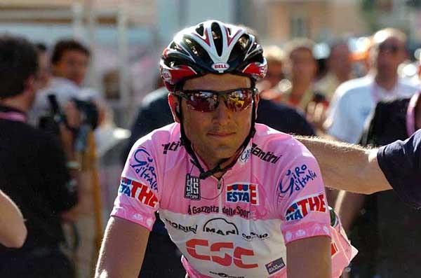 Ivan Basso (CSC) is escorted to the start