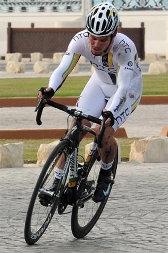 Mark Cavendish (HTC-highroad) rides to the finish after crashing