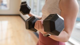 What dumbbell weights should I use? Image of woman using dumbbell