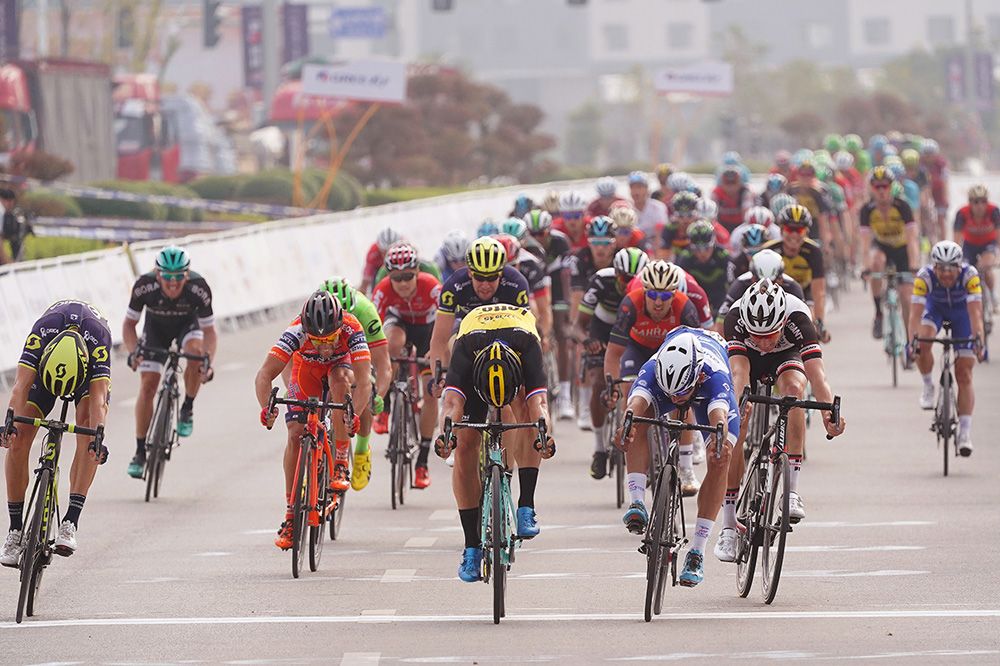 Dylan Groenewegen (LottoNL-Jumbo) won it with a bike throw