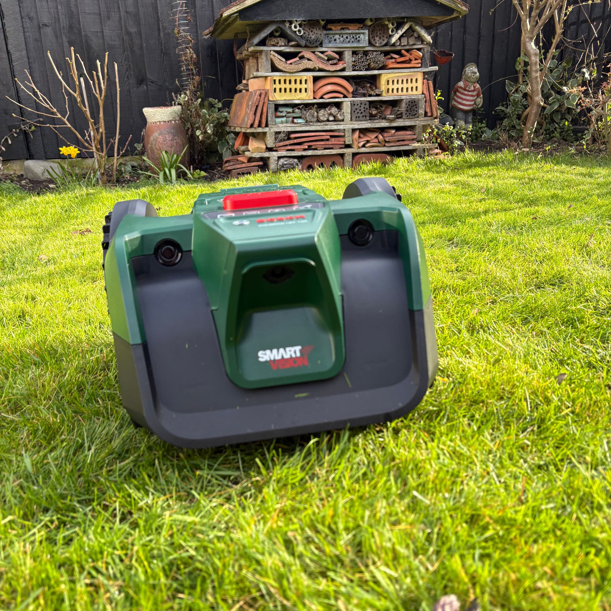 Bosch VISIMOW18V-100 Robot Lawn Mower mowing grass lawn