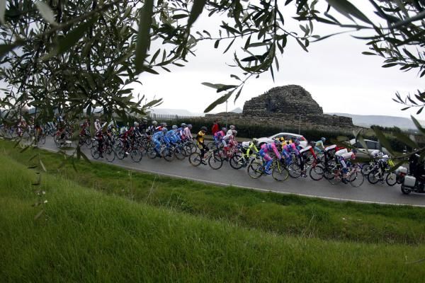 The race leaves the archeological site of Barumini