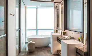 Shenzhen Marriott Hotel Luxury bathroom with bathtube
