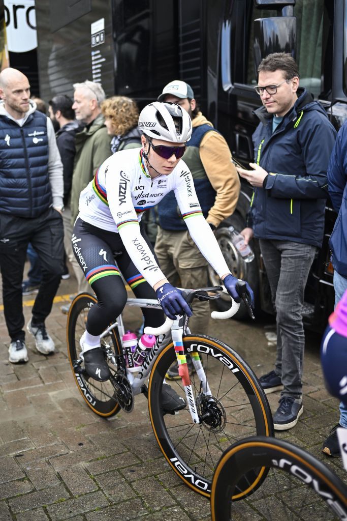 The peloton at the start of the 2024 womens Strade Bianche