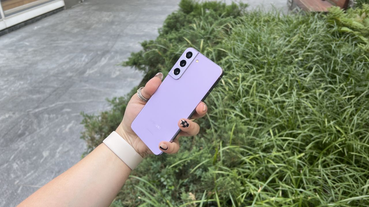 Samsung Galaxy S22 in Bora Purple