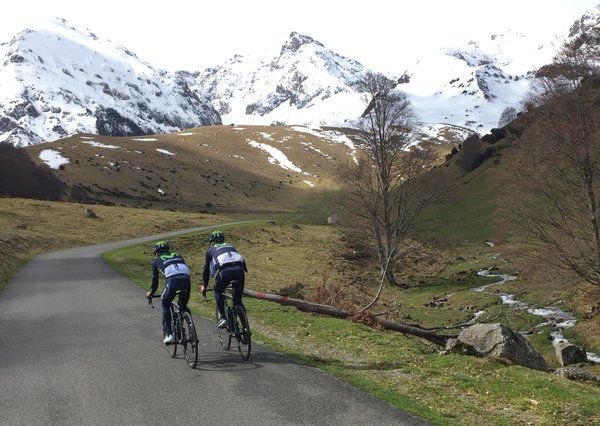 Nairo Quintana and Gorka Izagirre recon the Pyrenees