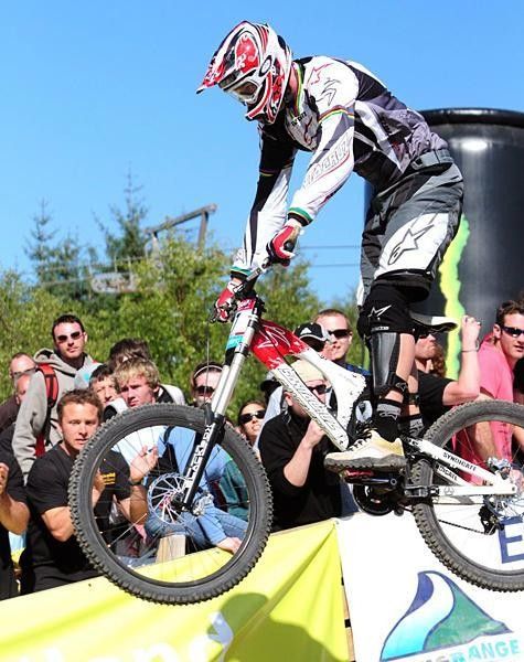 Greg Minnaar (Santa Cruz) wins