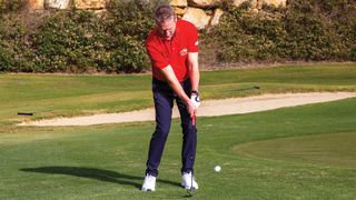 Anders Mankert demonstrates how to play the perfect chip shot in golf