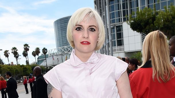 Lip, Dress shirt, Street fashion, Blond, Arecales, Step cutting, Hair coloring, Palm tree, Feathered hair, Makeover,