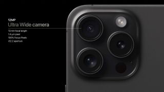 Het camerasysteem van de iPhone 15 Pro Max tegen een zwarte achtergrond