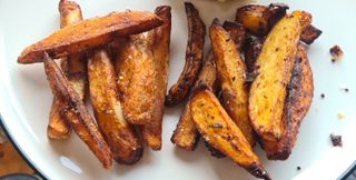 Air fryer vs deep fryer chip results on a plate