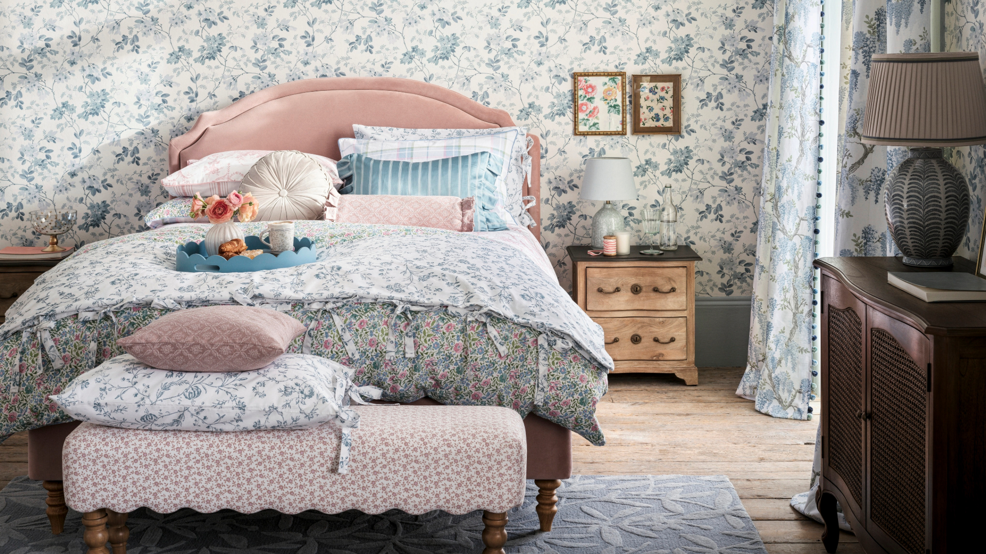 Chintzy wallpaper in bedroom