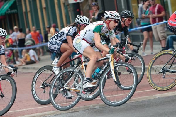 Janel Holcomb (Colavita-Forno d'Asolo) moving to the front for her team.
