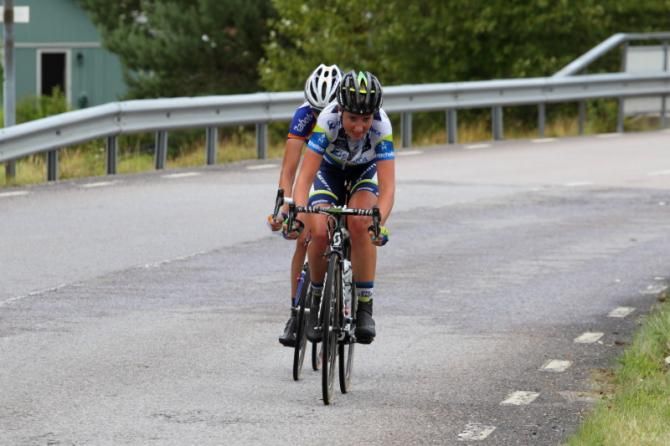 Loes Gunnewijk (Orica - AIS) joined Knetemann in the break