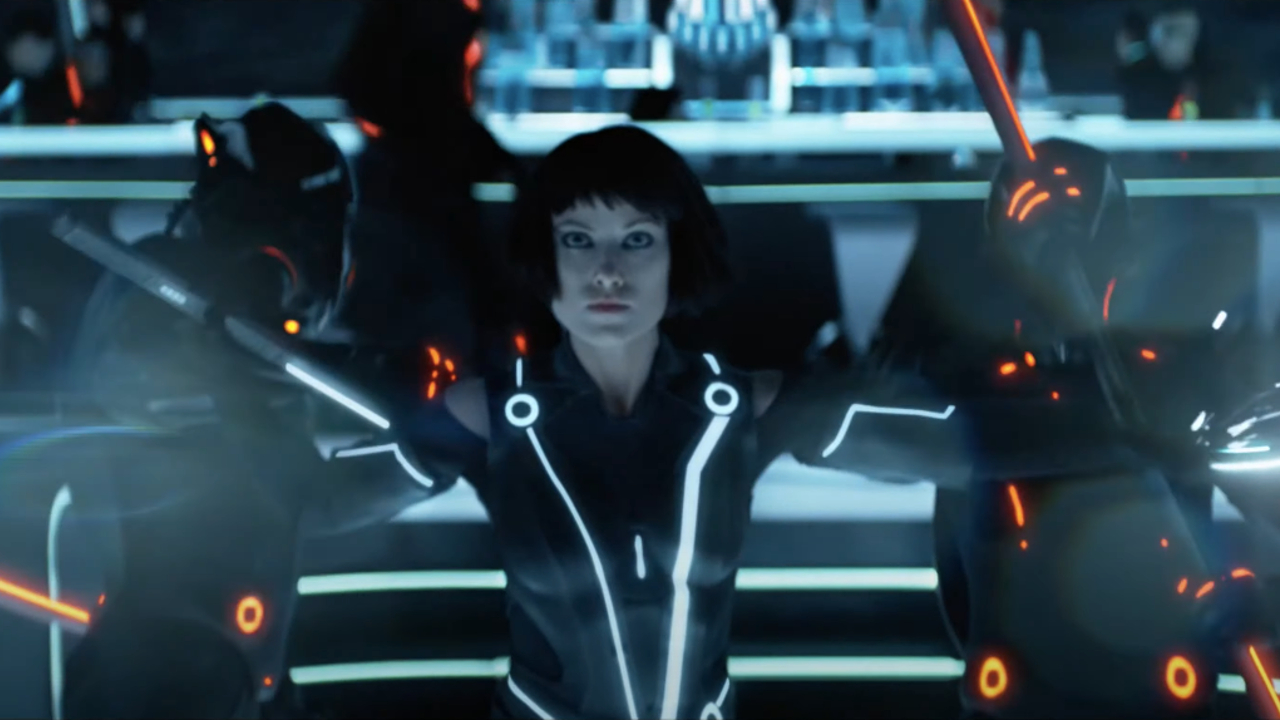 Olivia Wilde, Tron: Legacy'deki End of Line Club'da iki düşmanla savaşıyor.