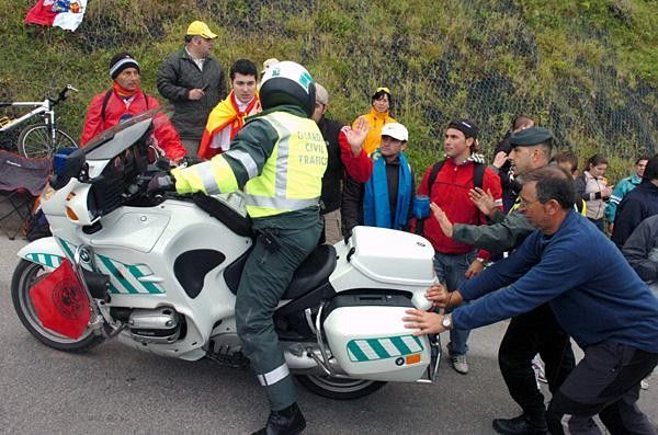 A motorbike stales on the Alto de l'Angliru.