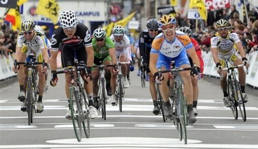 The peloton sprints for the remaining two podium spots.