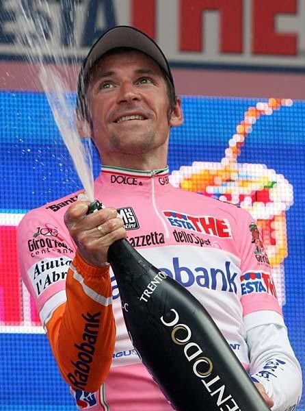 Denis Menchov (Rabobank) opens his bottle of champagne.