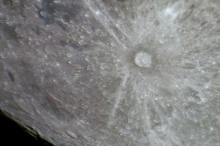 Il bordo della Luna piena offre sempre un po’ di contrasto utile a mettere a fuoco