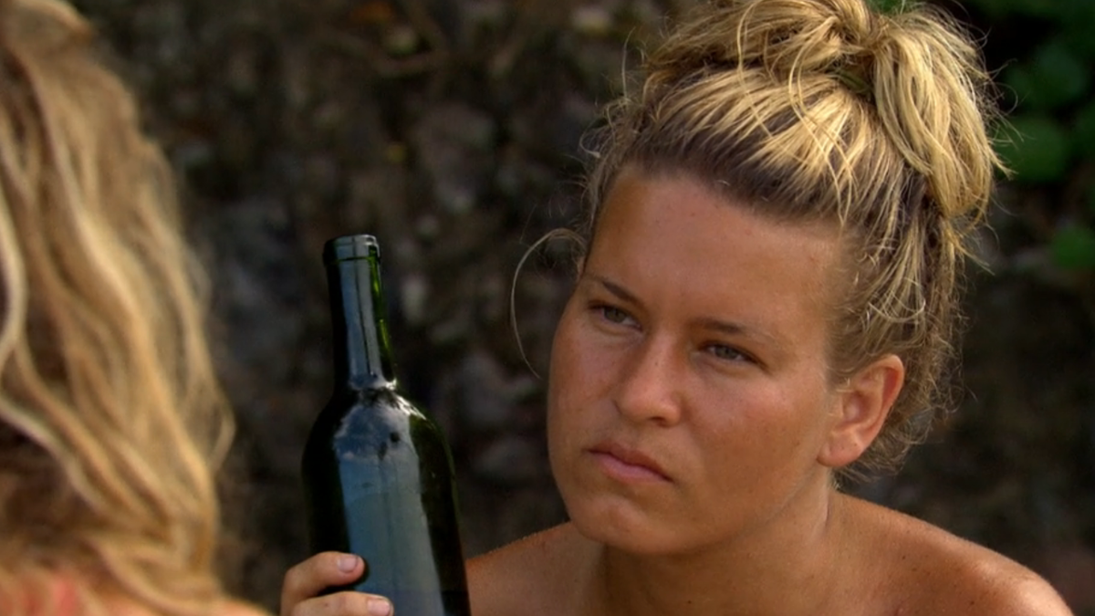 Abi-Maria Gomes talks to Lisa on Survivor 25.