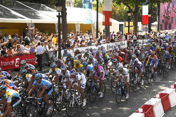The peloton on one of their circuits