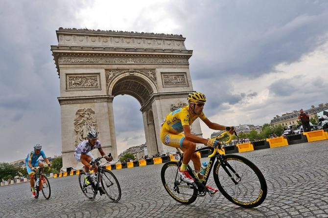 Vincenzo Nibali on the Champs-&Eacute;lys&eacute;es and under the shadows of the Arc de Triomphe