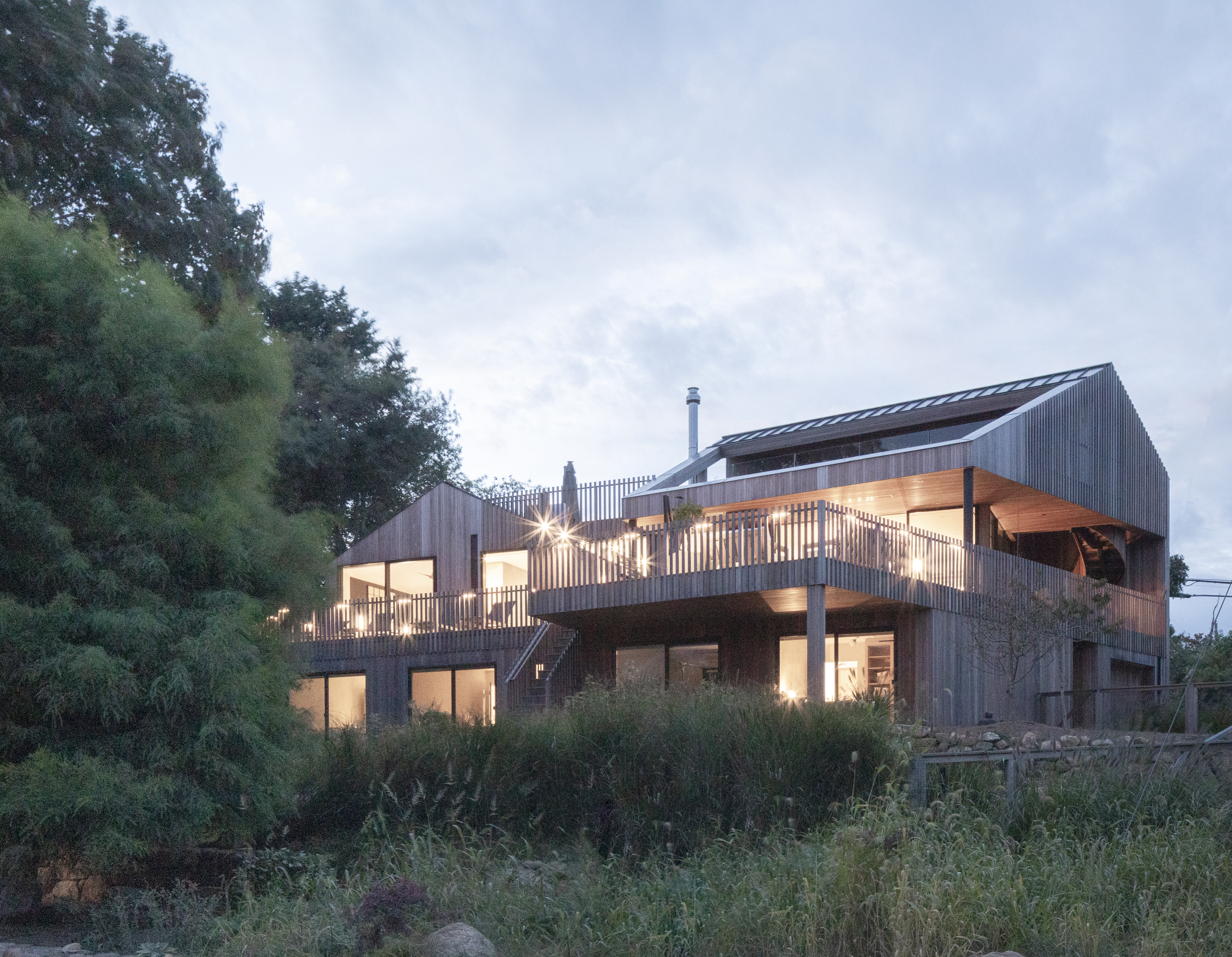 Montauk house on Hither Hills with its timber frame in a green landscape