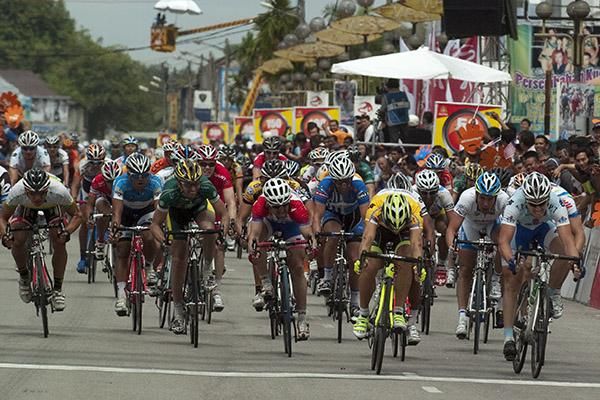 Andrea Guardini (yellow) of the Farnese Vini/Neri Sottoli team edges out Boris Shpilevsky (right) of Tabriz Petrochemical to win his second stage in a row.