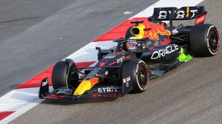 Red Bulls nederlandske fører, Max Verstappen, i aksjon under tredje dag av Formel 1 (F1) i pre-season